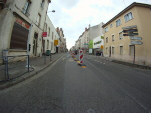 Piste cyclable bidirectionnelle tactique sur la rue Jeanne d'Arc en 2020