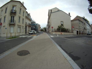 La nouvelle piste cyclable bidirectionnelle sur l'avenue du Maréchal Juin