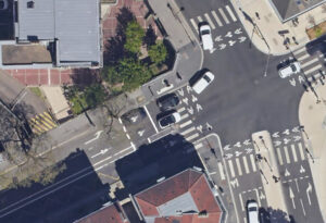 Propositions de recul de la zone d’arrêt ainsi que du sas cyclable pour faciliter l'accès à ce dernier, sur le carrefour avenue Foch / rue Saint-Léon