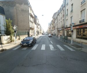 Rue Raymond Poincaré, vue depuis le carrefour avec la rue Jeanne d'Arc