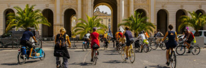 Photo illustration des cyclistes en manifestation avançant vers la place Stanislas de Nancy.